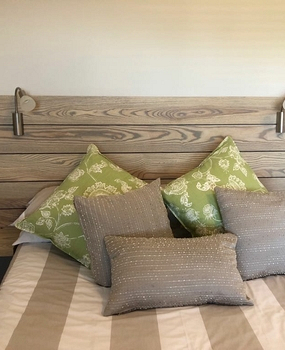 gallery-18-128-headboard-with-shelves.jpg
