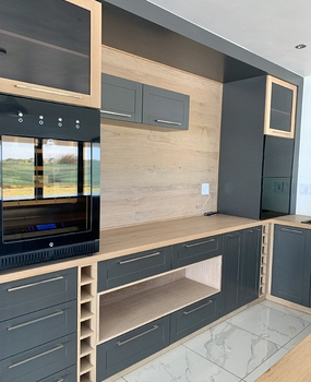 gallery-20-158-kitchen-with-floor-planks-slats-1.jpg