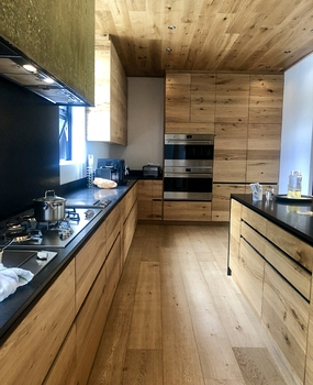 gallery-20-159-kitchen-with-floor-planks-2.jpg