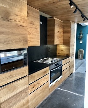 gallery-20-161-kitchen-with-floor-planks.jpg